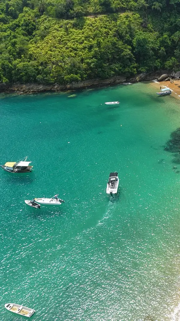 Lanchas ancladas en una ensenada de Ilhabela