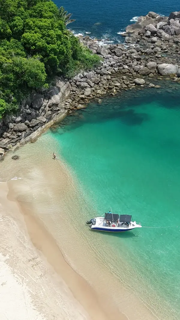 Lancha en una playa de agua transparente