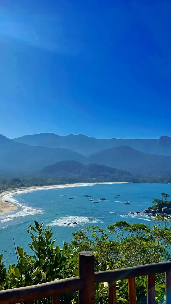 Mirador con vista a una bahía de Ilhabela