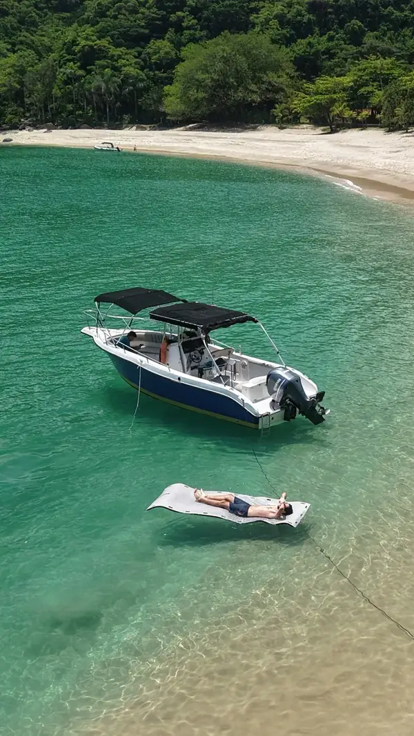 Lancha anclada en una playa de agua transparente
