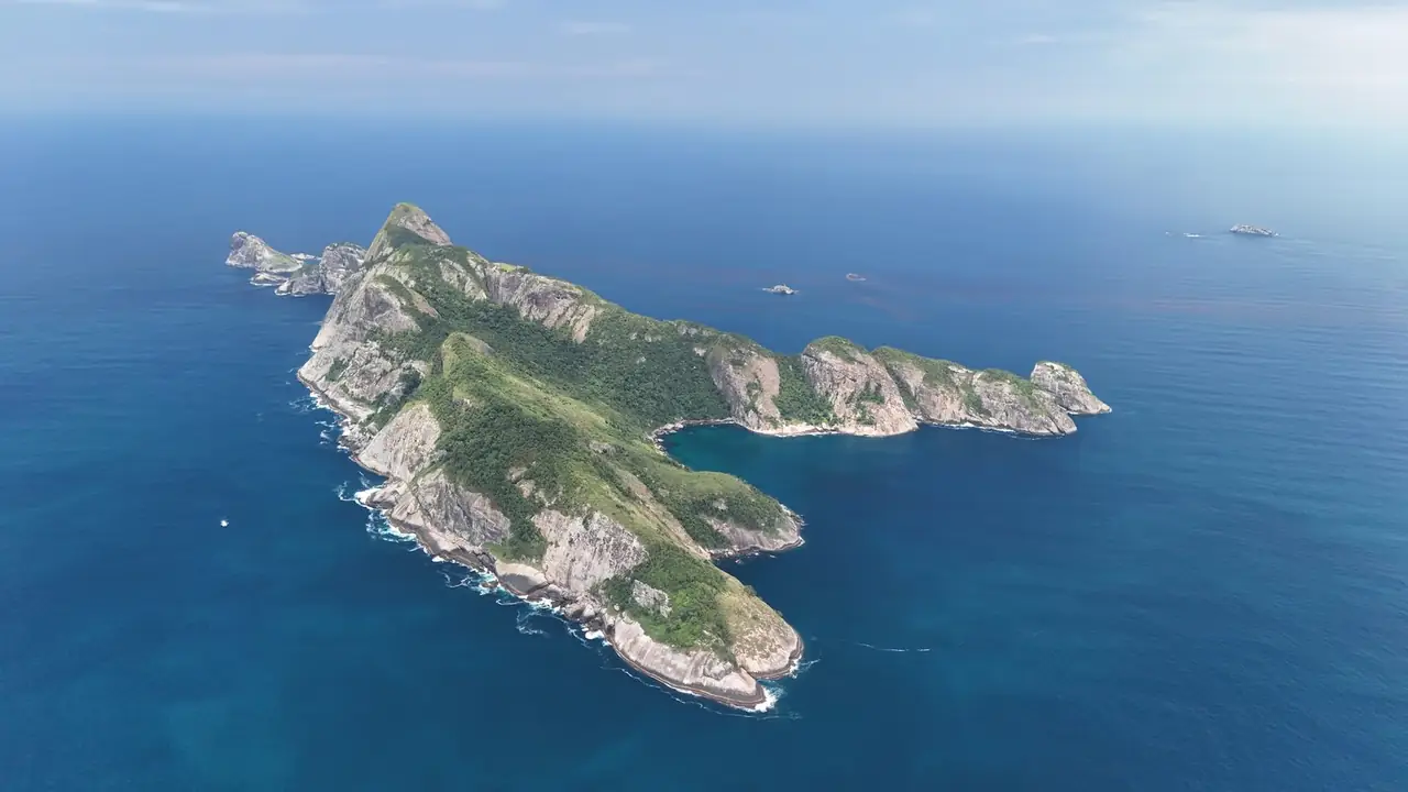 Arquipélago de Alcatrazes visto do alto, em mar aberto