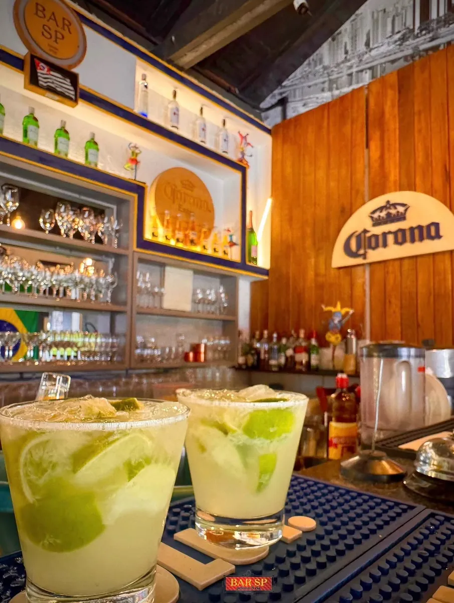 Caipirinhas no balcão do Bar SP