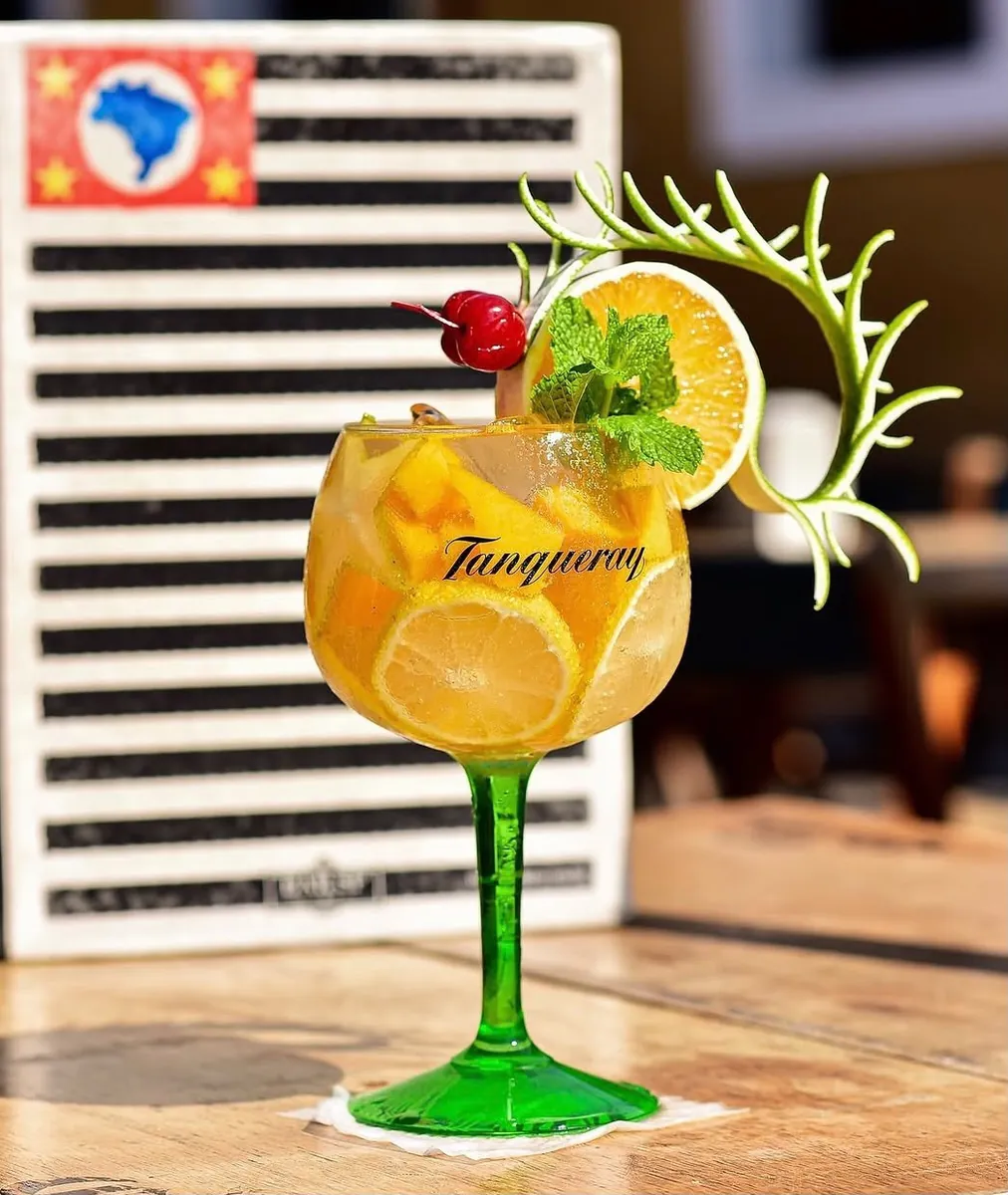 Drink de gin com frutas servido no Bar SP