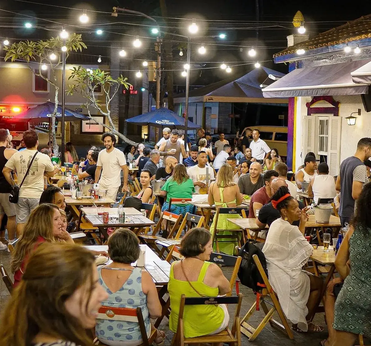 Mesas ao ar livre do Bar SP cheias à noite