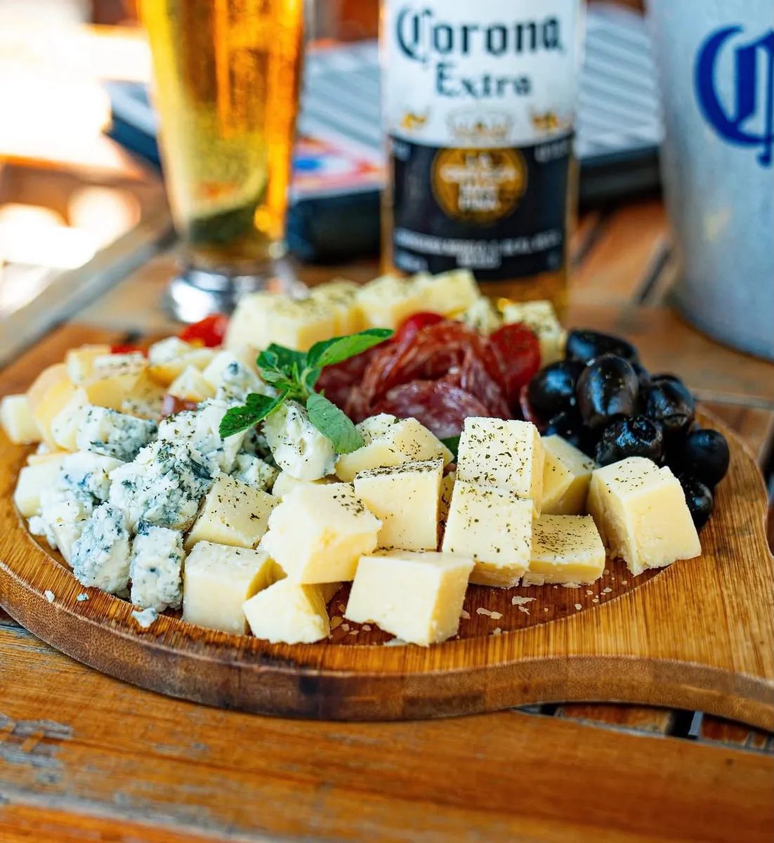 Tábua de queijos e frios com cerveja no Bar SP