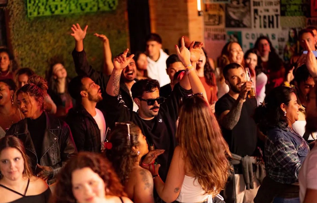 Pessoas curtindo a noite num bar em Ilhabela