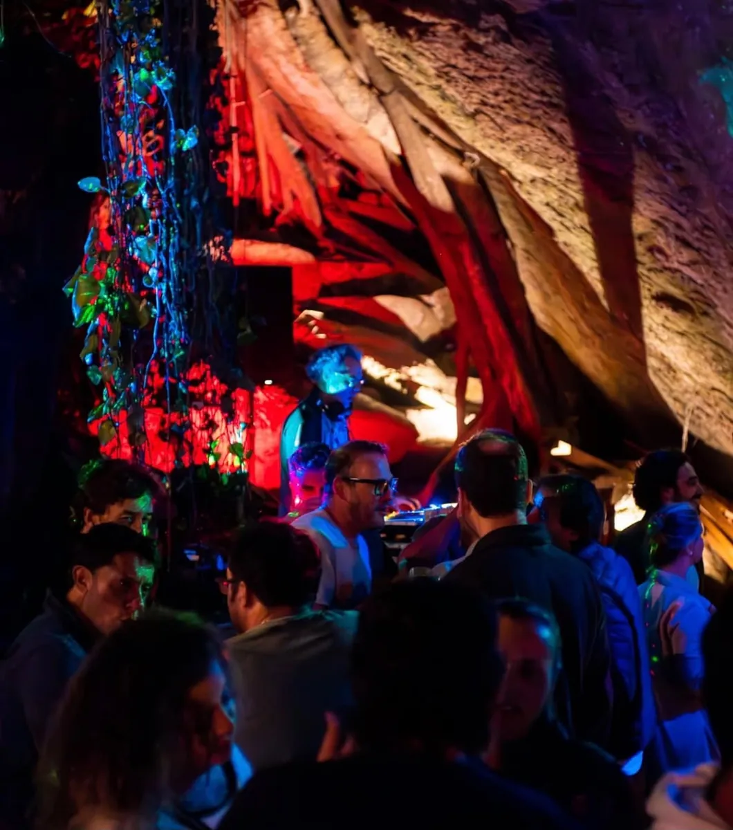 DJ tocando sob a pedra iluminada na Casa Barca