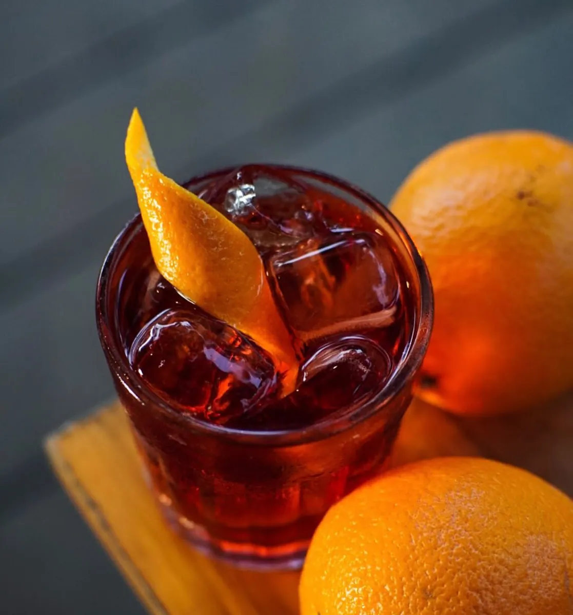 Drink com casca de laranja servido na Casa Barca