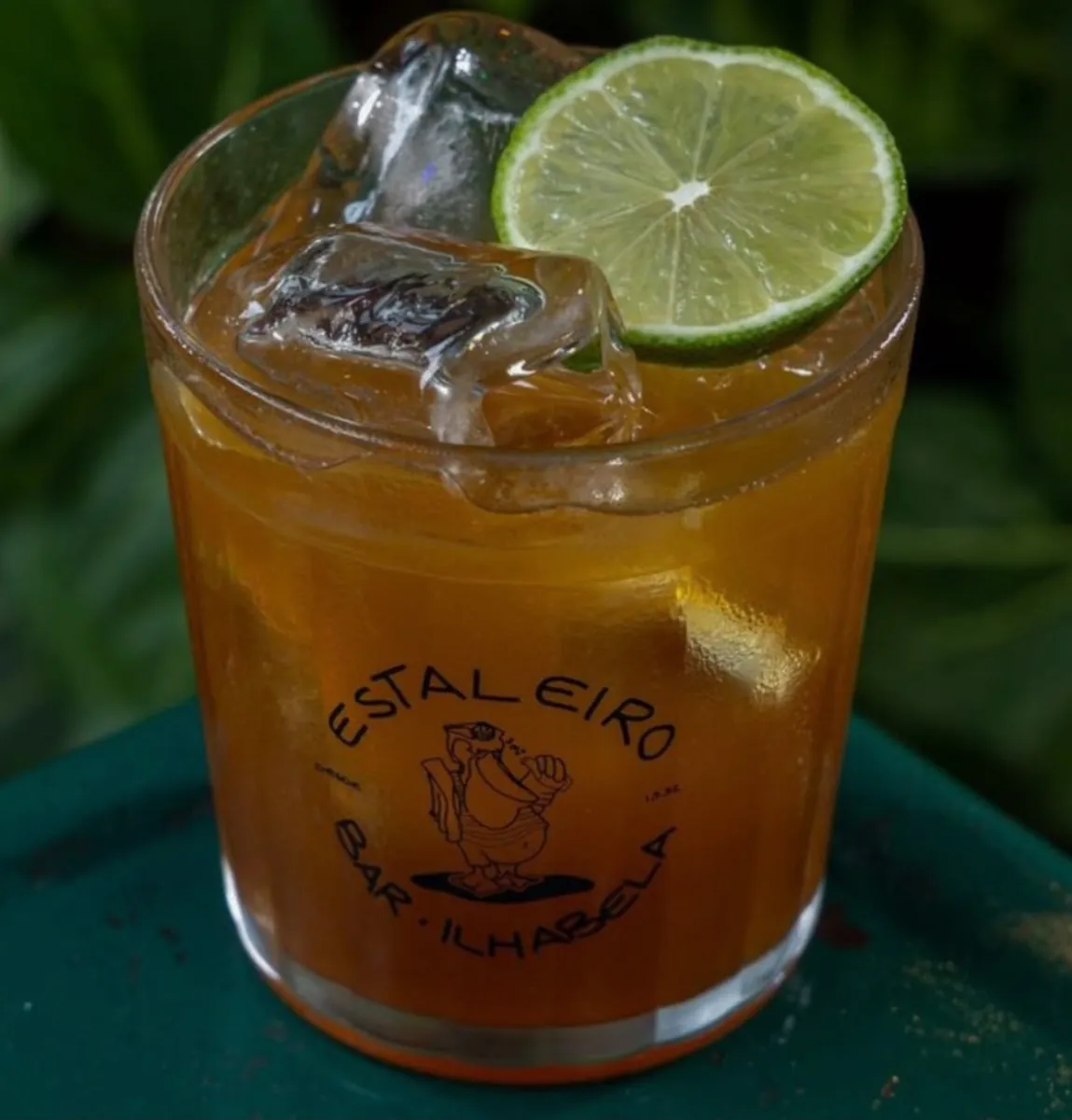 Drink no copo personalizado do Estaleiro Bar