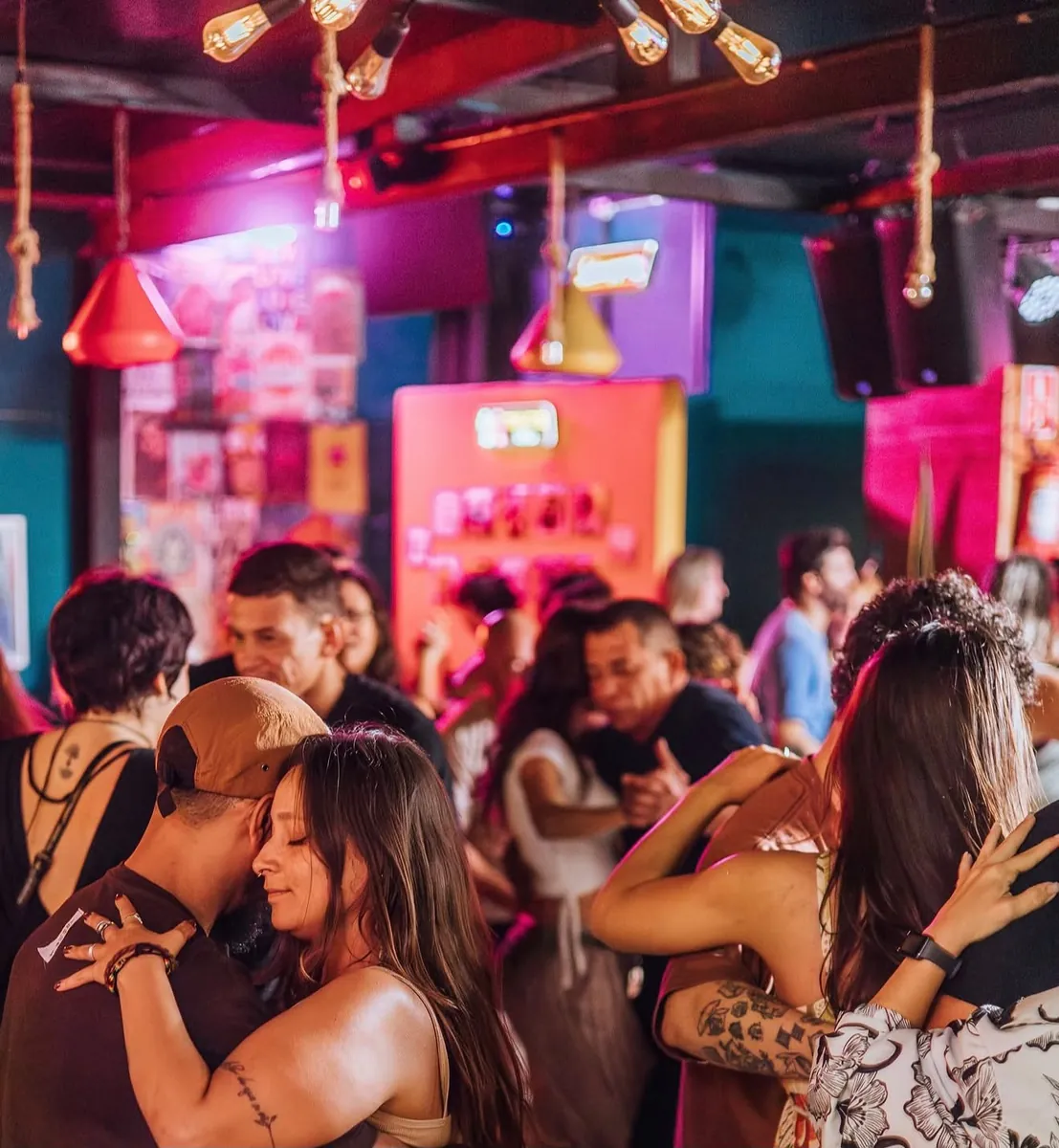 Casais dançando forró no Estaleiro Bar
