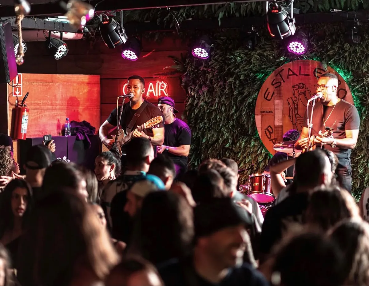 Show de música ao vivo no palco do Estaleiro Bar