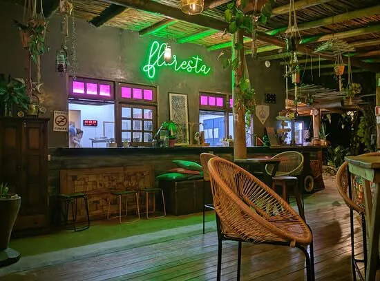 Balcão do Floresta Bar com letreiro neon