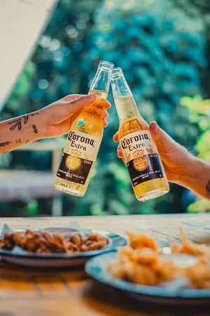 Brinde com cervejas e petiscos no Floresta Bar