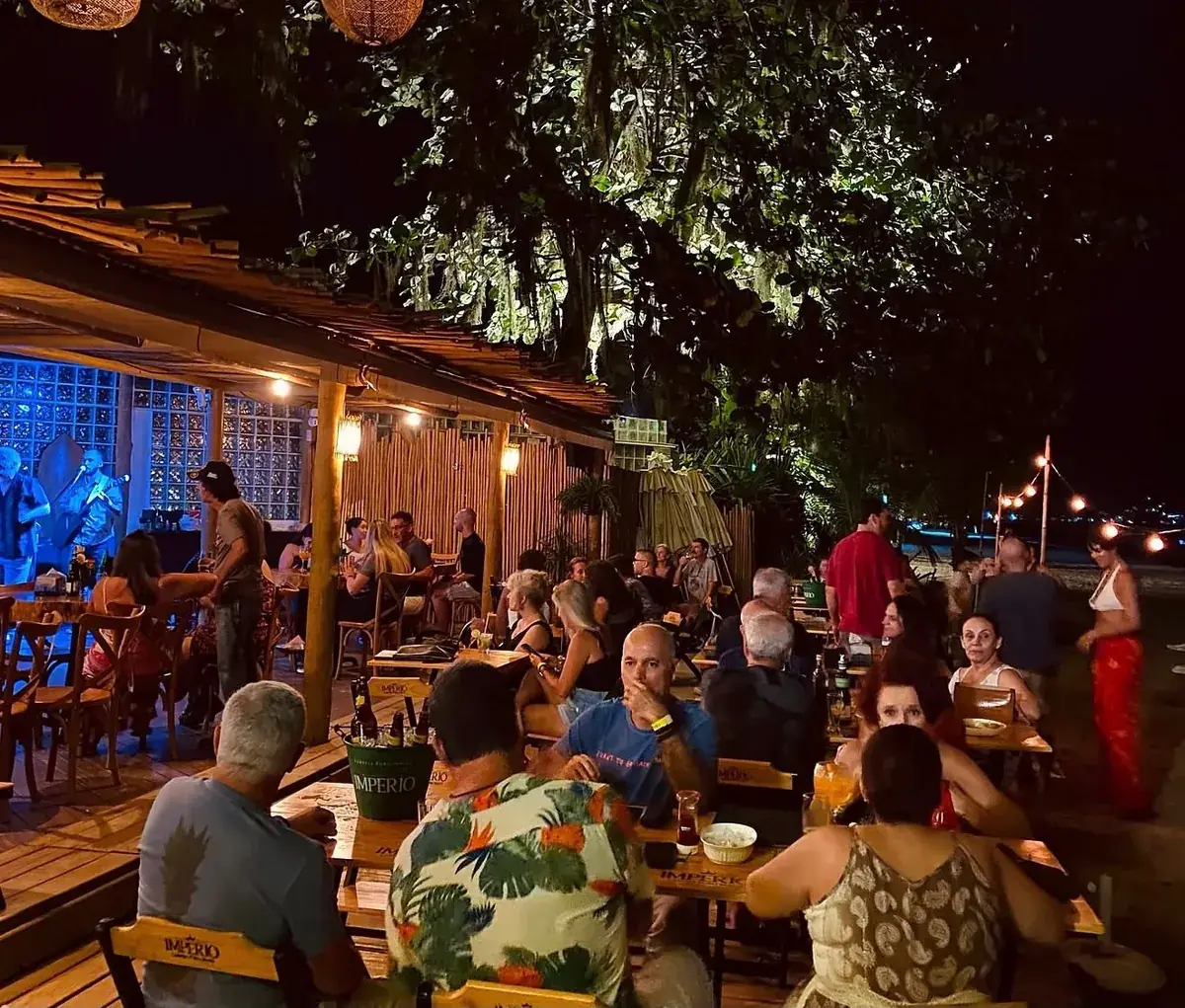 Noite com música ao vivo no deck do Pitanga