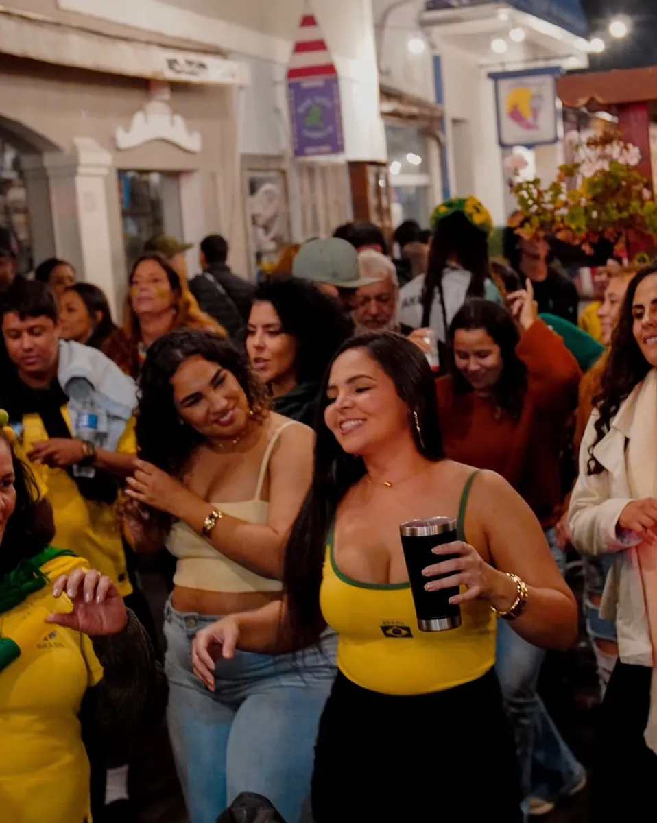 Pessoas dançando na Rua do Meio em noite de festa