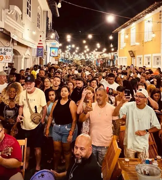 Rua do Meio lotada de gente sob as luzes