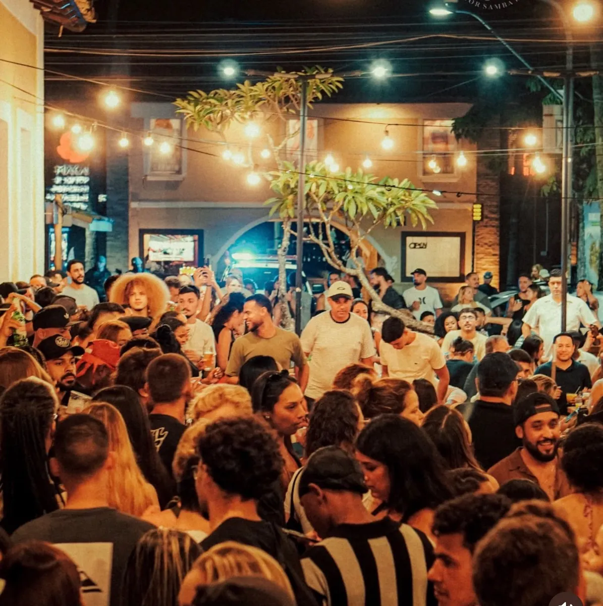Multidão curtindo a noite na Rua do Meio