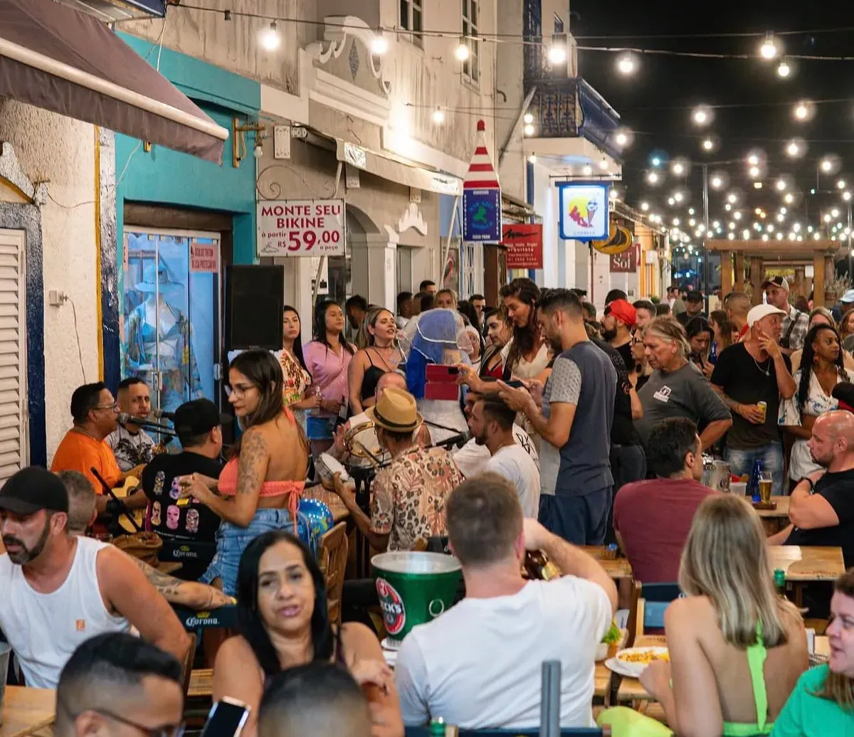 Roda de samba na Rua do Meio, com o público em volta