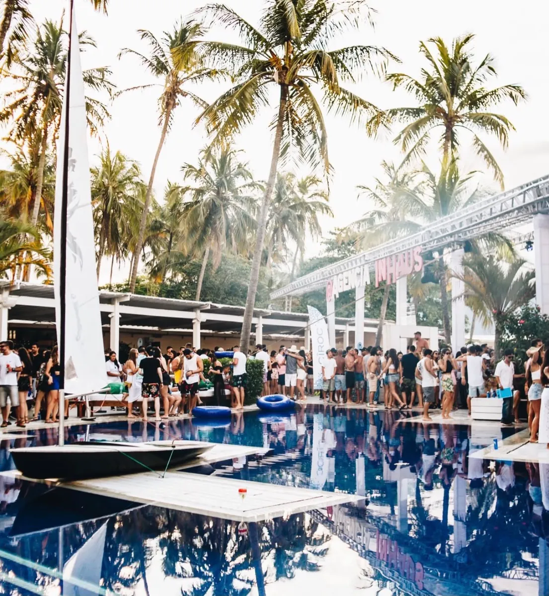 Pool party ao redor da piscina do Sea Club