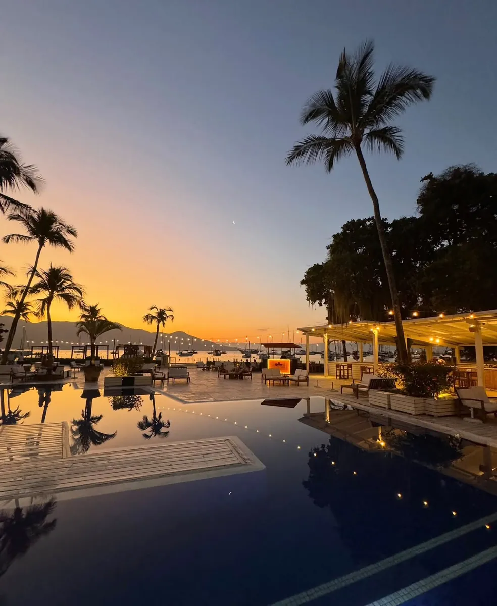 Pôr do sol refletido na piscina do Sea Club