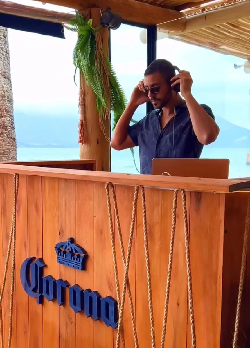 DJ tocando com vista para o mar no Tullum