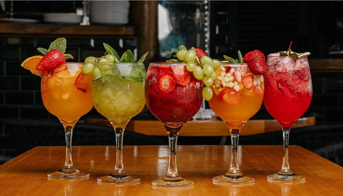 Drinks coloridos com frutas servidos no Tullum