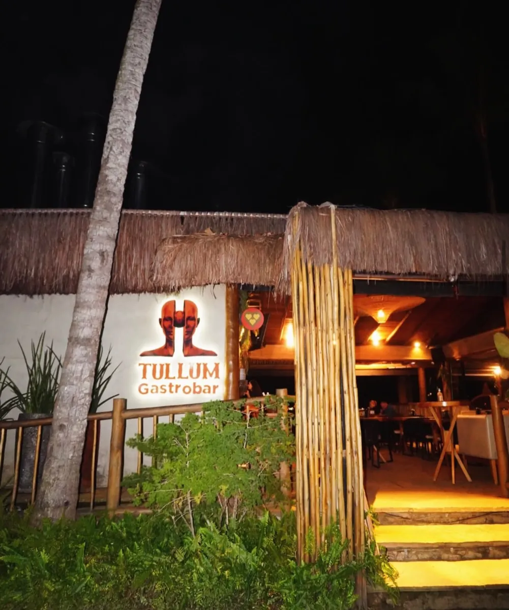 Fachada do Tullum Gastrobar à noite, no Perequê