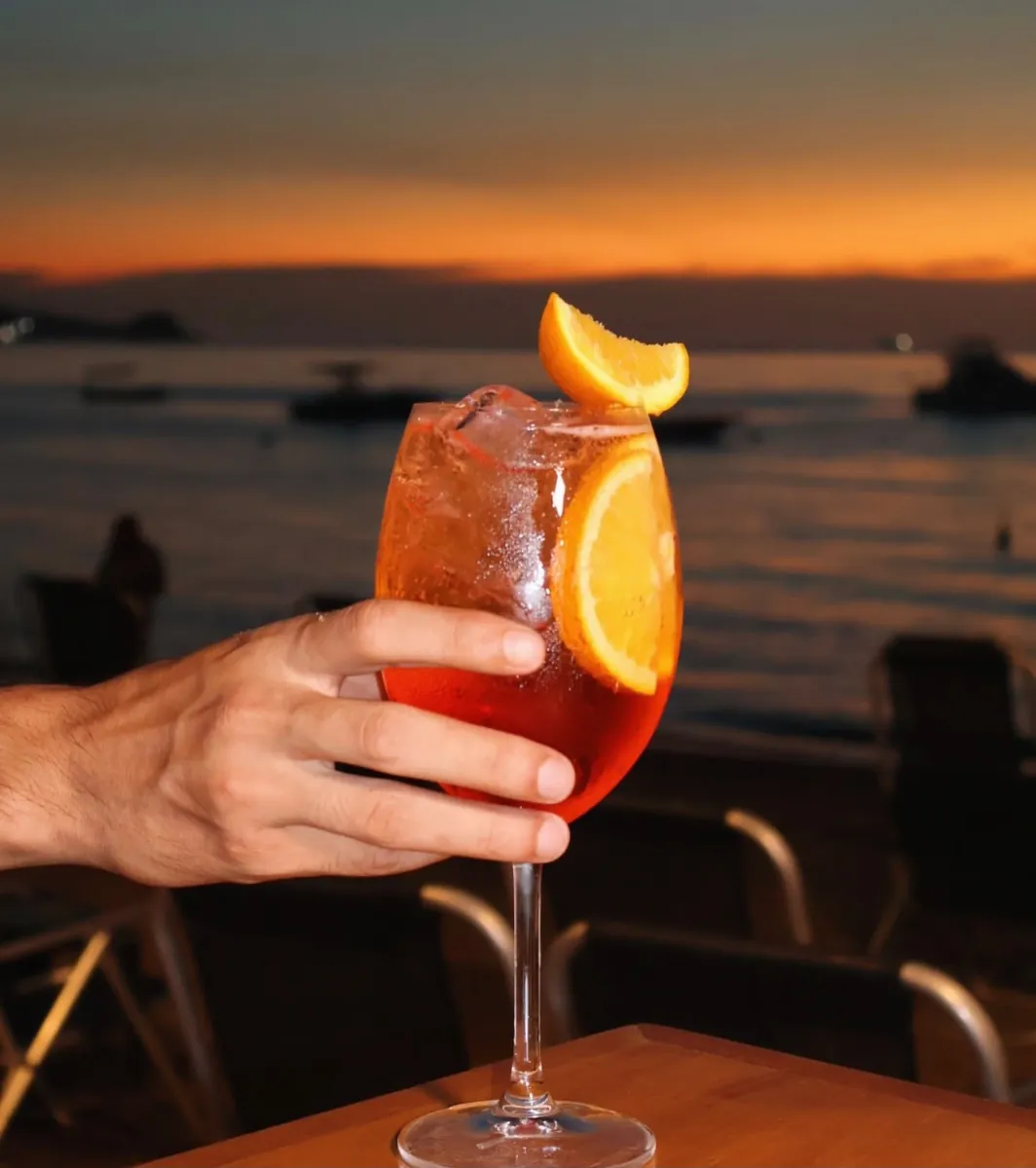 Drink com laranja ao pôr do sol, de frente para o mar, no Tullum