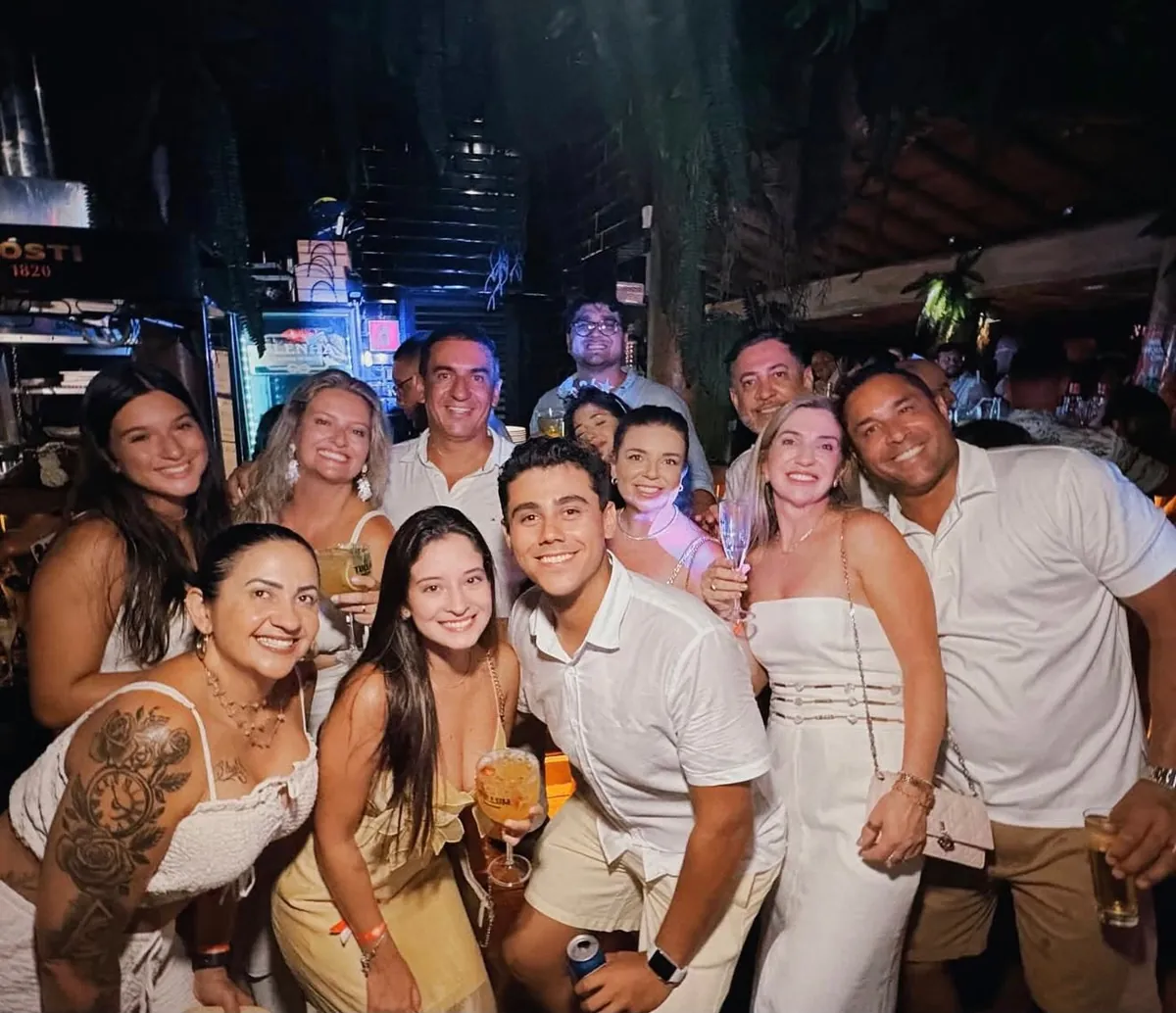 Turma de amigos de branco curtindo a noite no Tullum