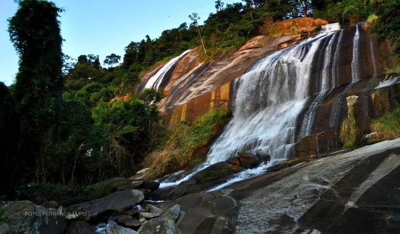 Cachoeira da Água Branca cercada pela Mata Atlântica