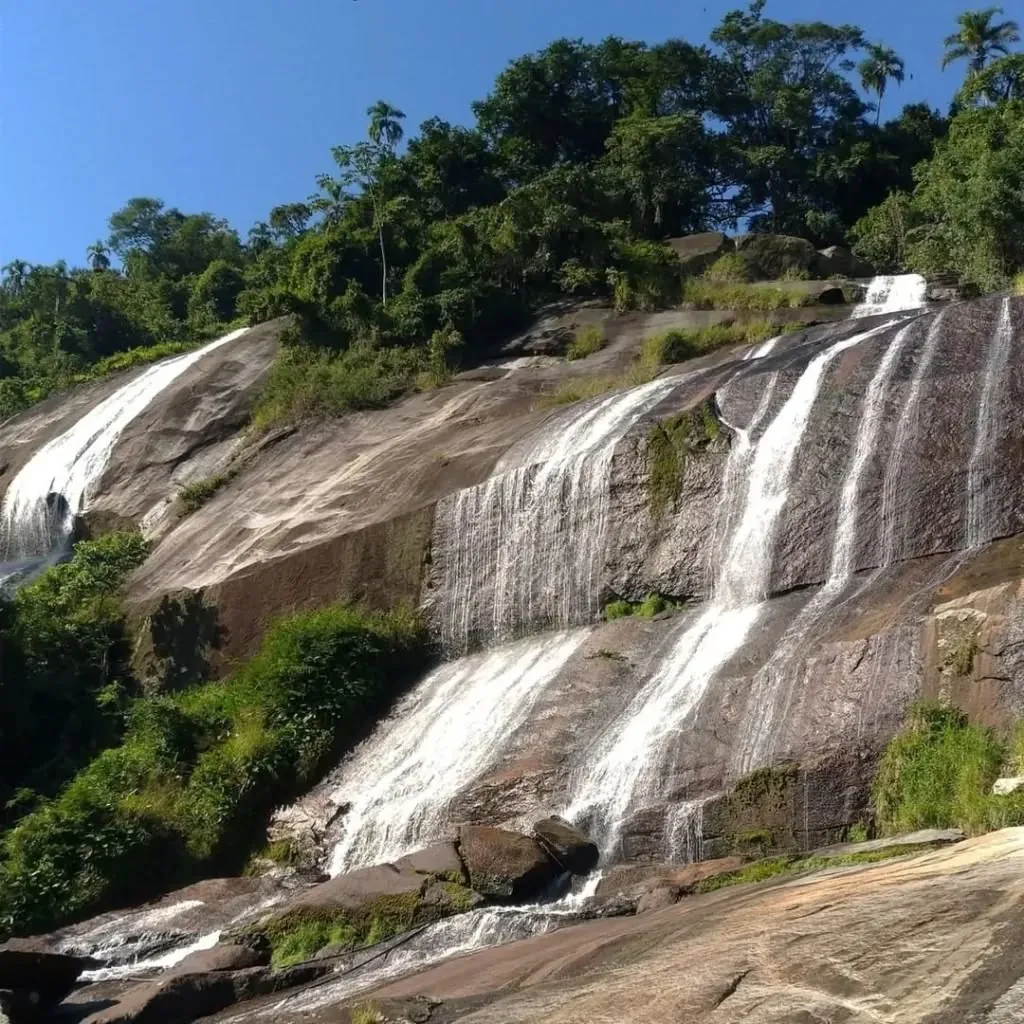 Quedas da Cachoeira da Água Branca escorrendo pela rocha em Ilhabela