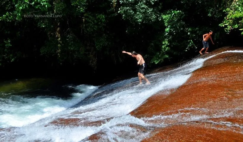 Escorregador natural de pedra na Cachoeira da Laje