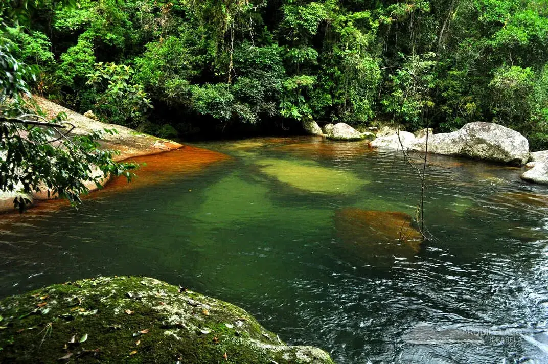 Piscina natural de água doce na Cachoeira da Laje