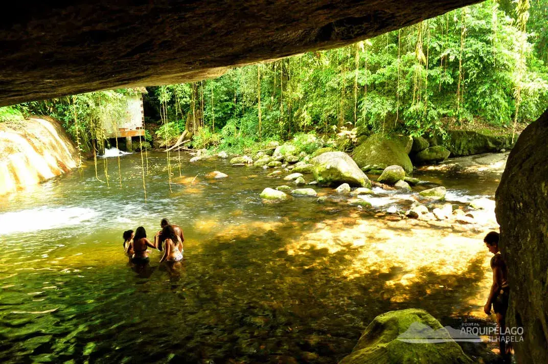 Poço visto de dentro da gruta na Cachoeira da Toca