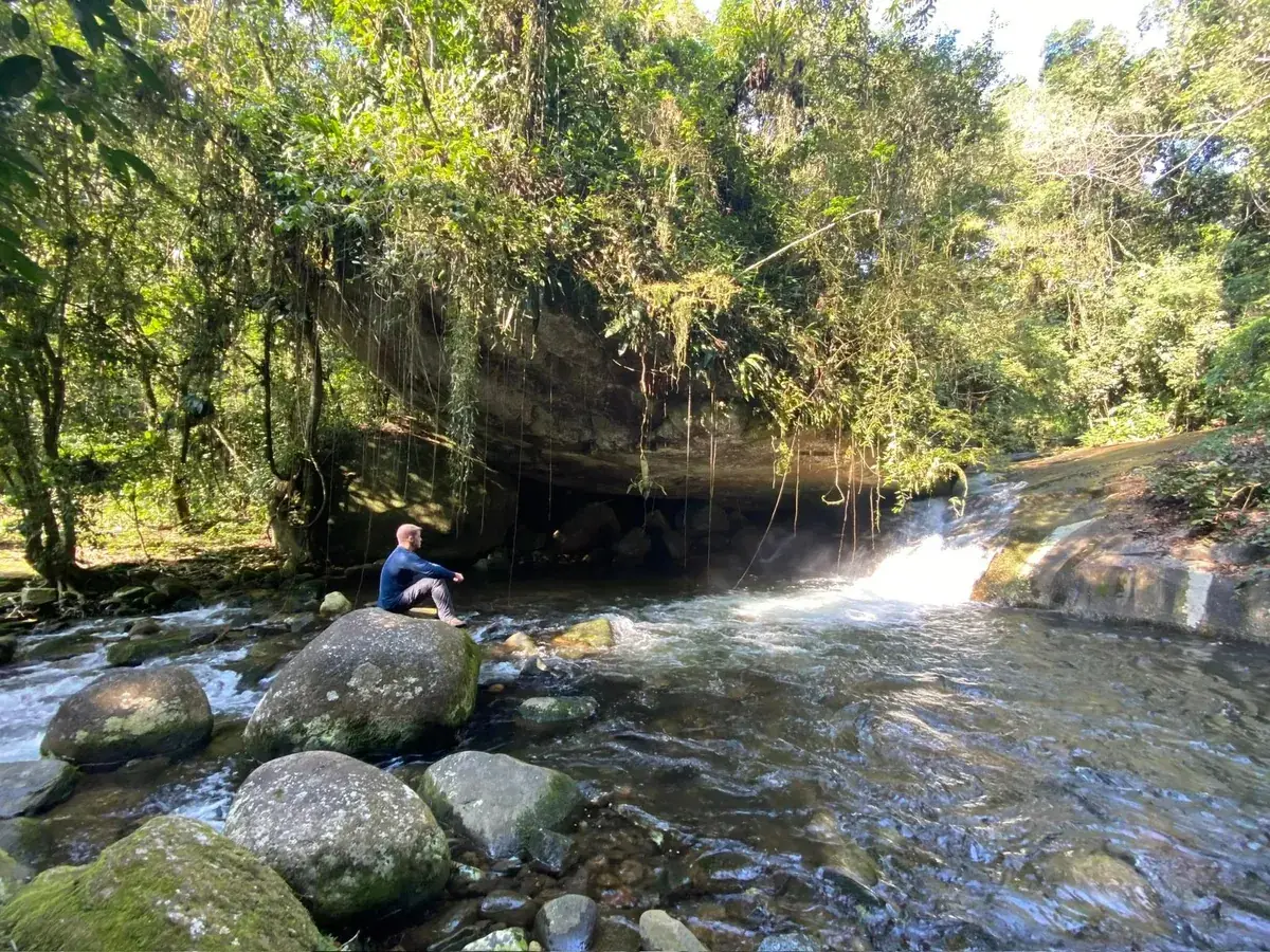 Queda d’água sob a rocha na Cachoeira da Toca