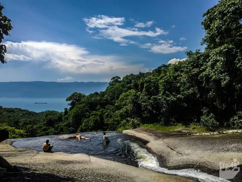 Piscina de borda infinita da Cachoeira do Paquetá com vista para o canal
