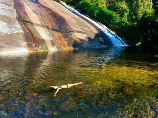 Poço de água cristalina ao pé da Cachoeira do Paquetá