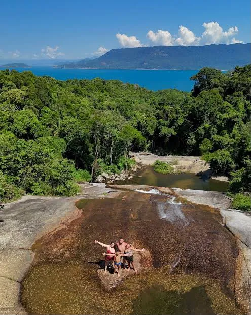 Lajes da Cachoeira do Paquetá com a mata e o mar ao fundo