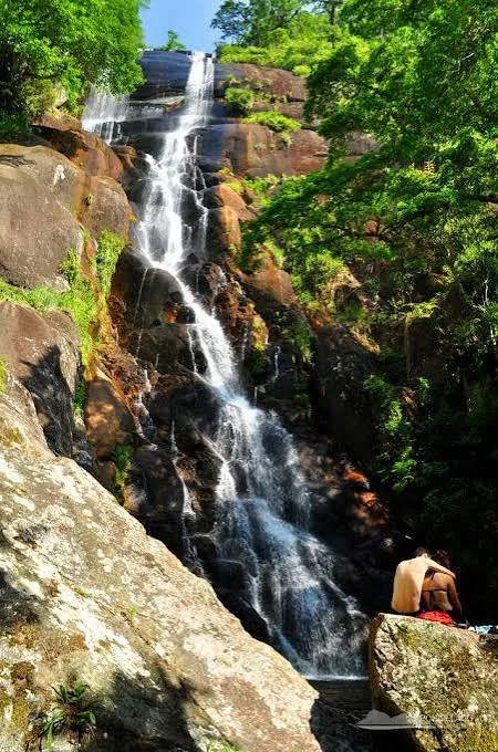Queda alta da Cachoeira do Veloso descendo pela rocha
