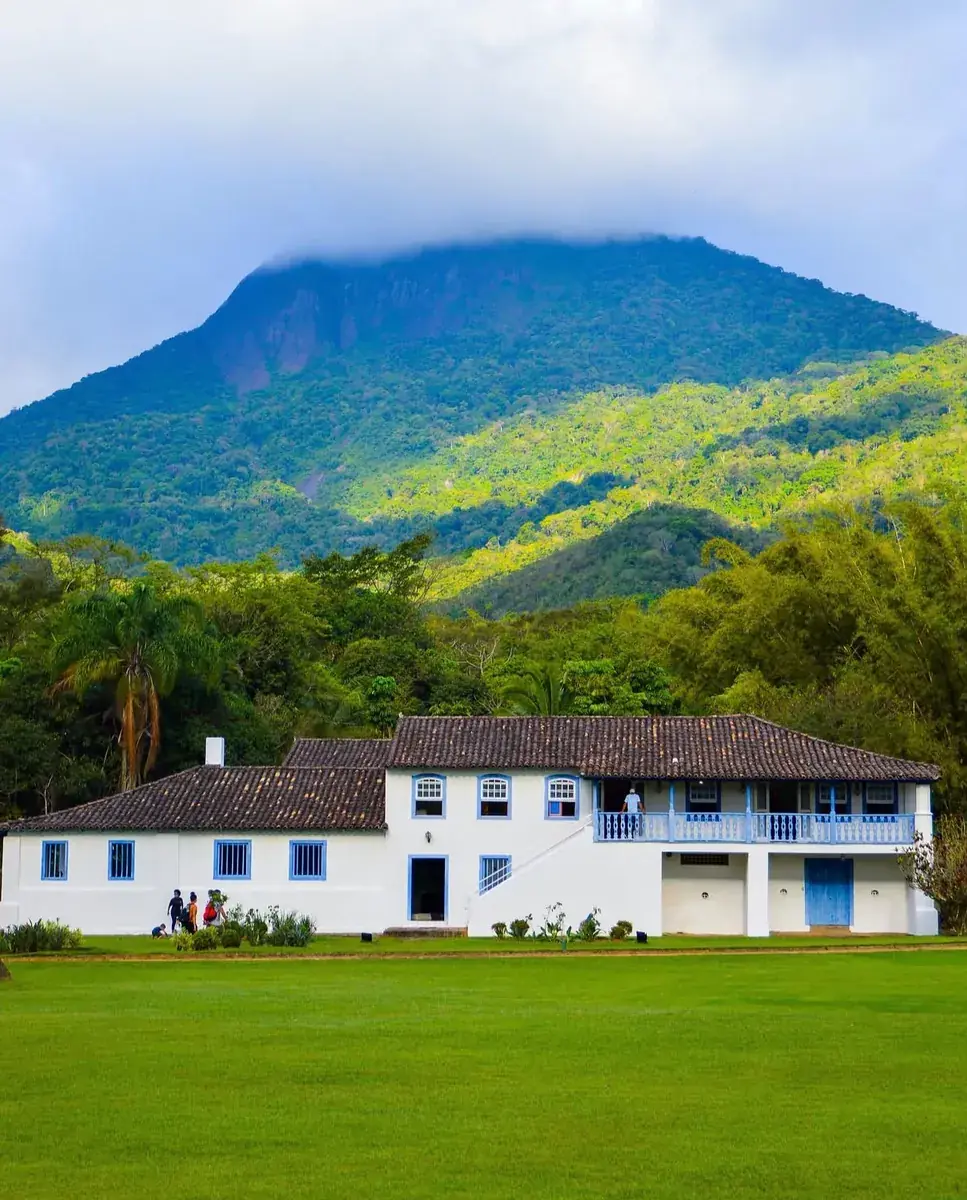 Casarão colonial da Fazenda Engenho D’Água com o Pico do Baepi ao fundo