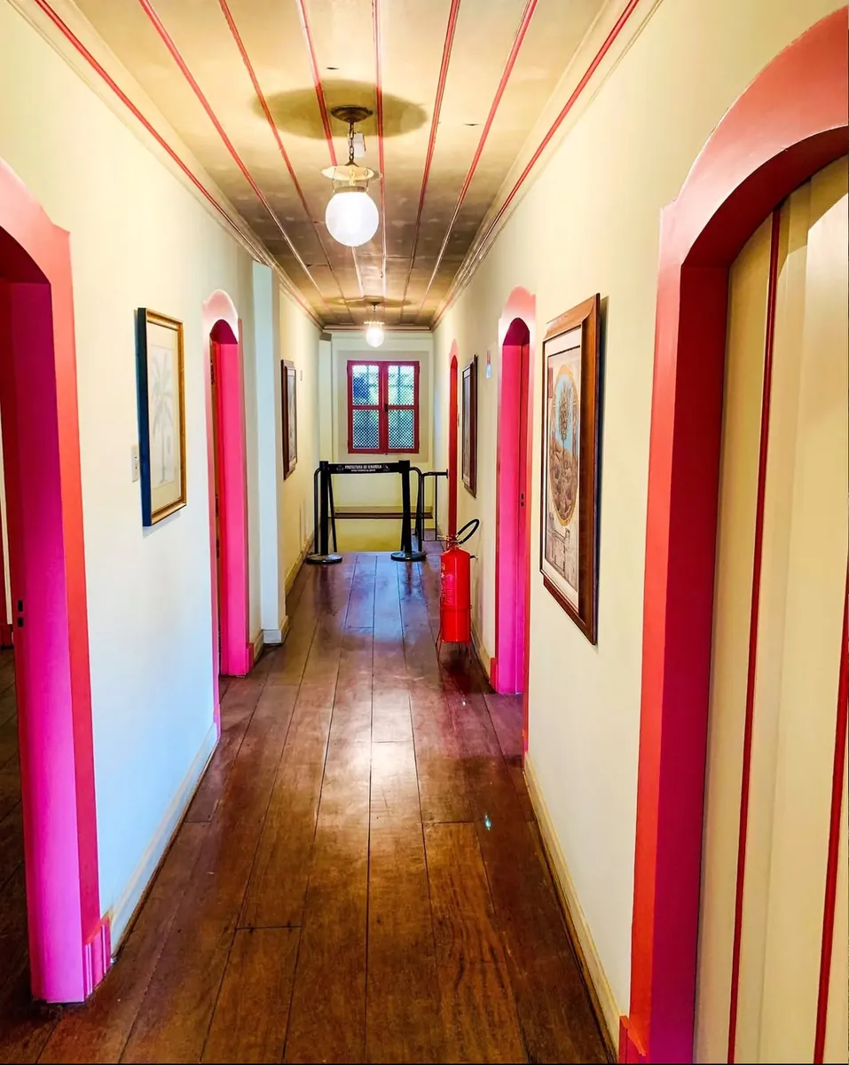 Corredor com portas coloridas no casarão da fazenda