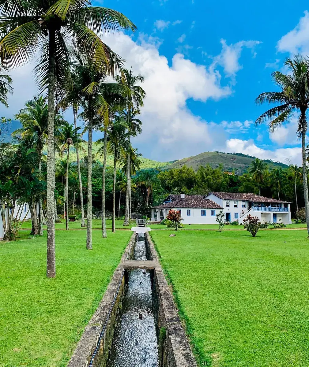 Jardins, palmeiras e canal de água da Fazenda Engenho D’Água