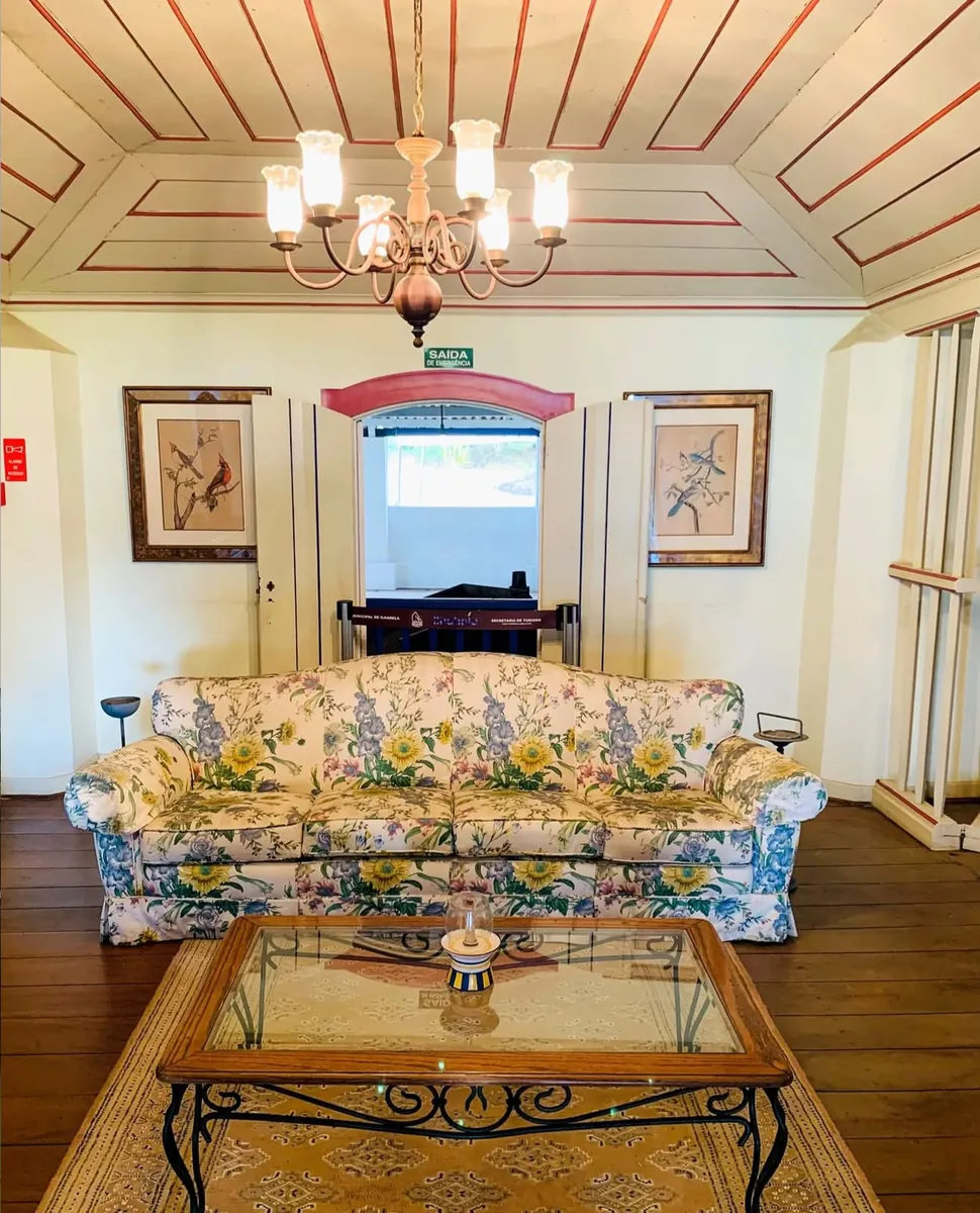 Sala de época no interior do casarão
