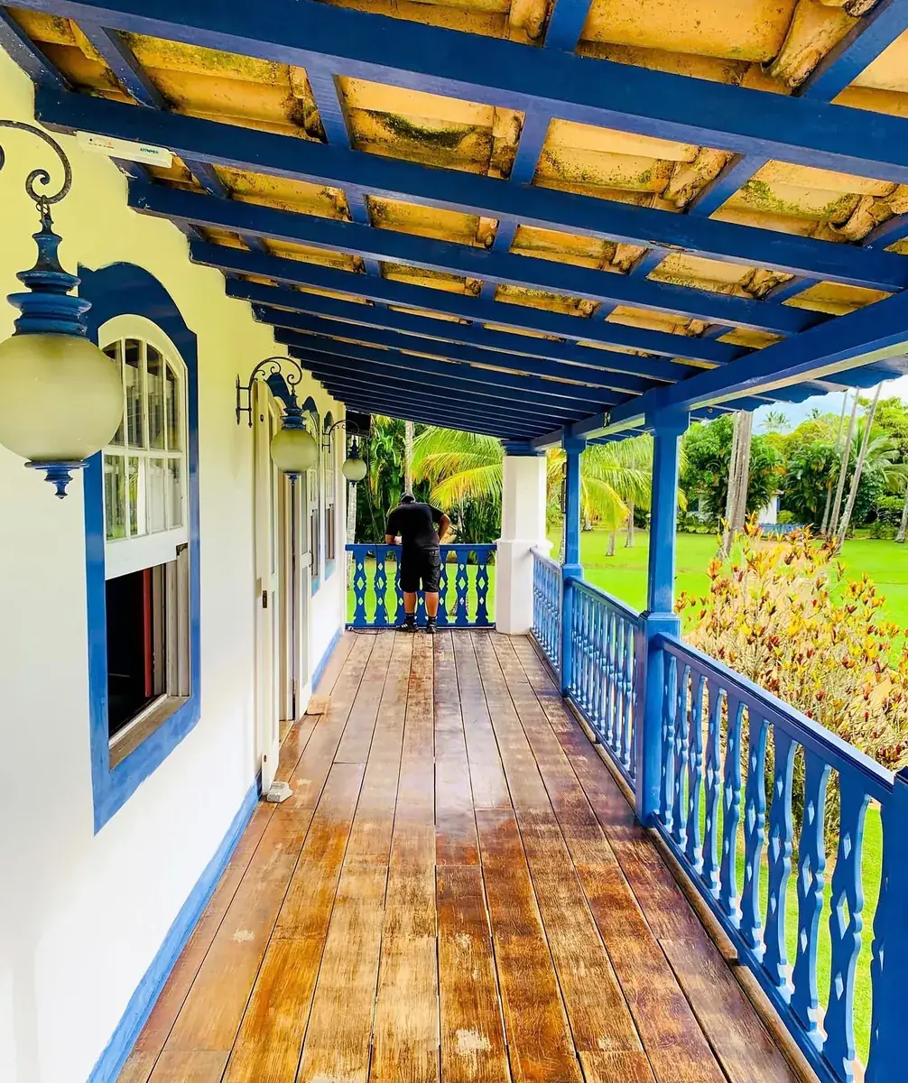 Varanda azul do casarão da Fazenda Engenho D’Água