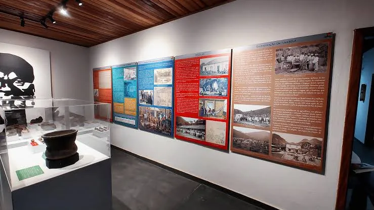 Painéis sobre a escravidão em Ilhabela no Museu da Cultura Afro-Brasileira