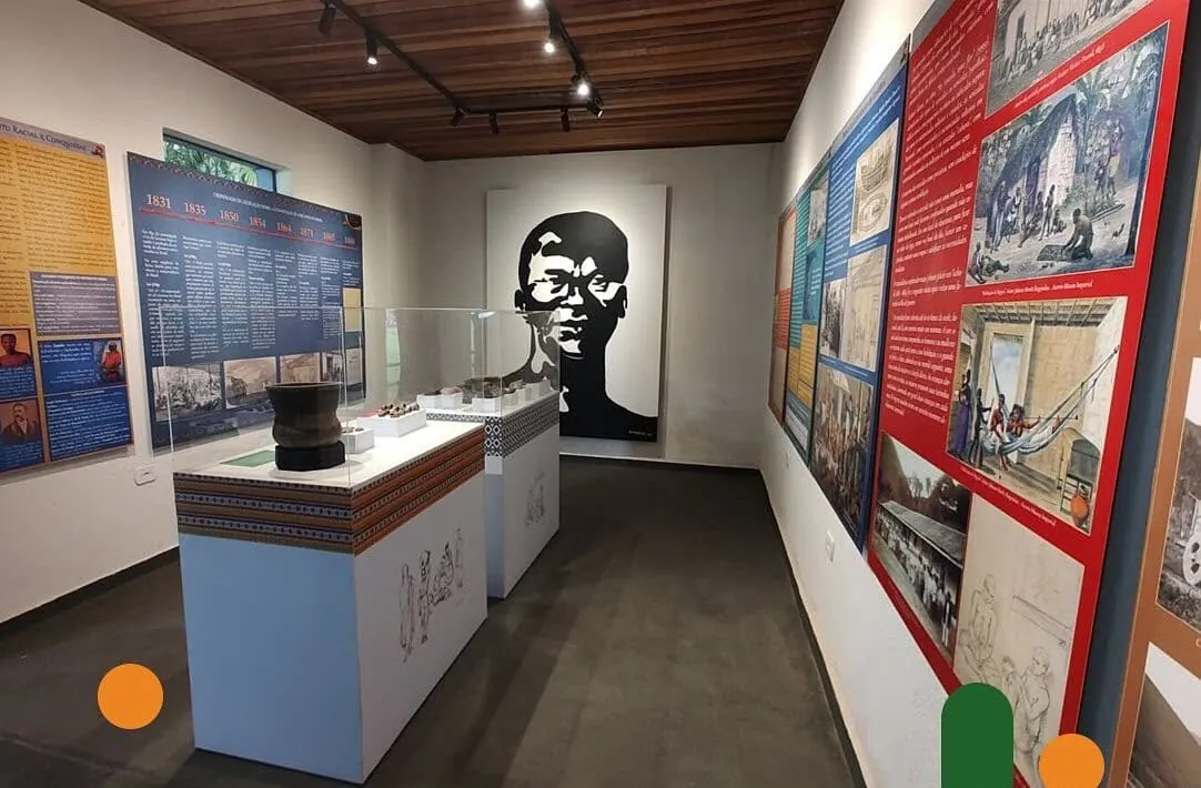 Sala de exposição com vitrines e retrato no Museu da Cultura Afro-Brasileira