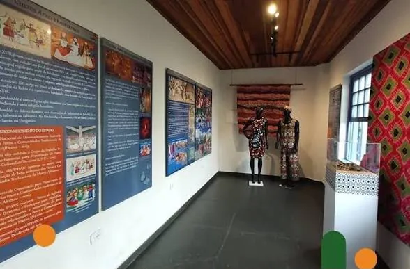 Trajes e painéis sobre cultos afro-brasileiros no museu
