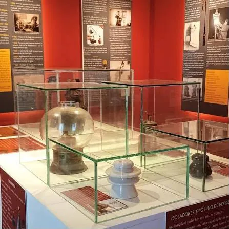 Vitrines com lampião e isoladores de porcelana no museu