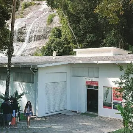 Prédio do Museu da Iluminação e Energia com a Cachoeira da Água Branca ao fundo