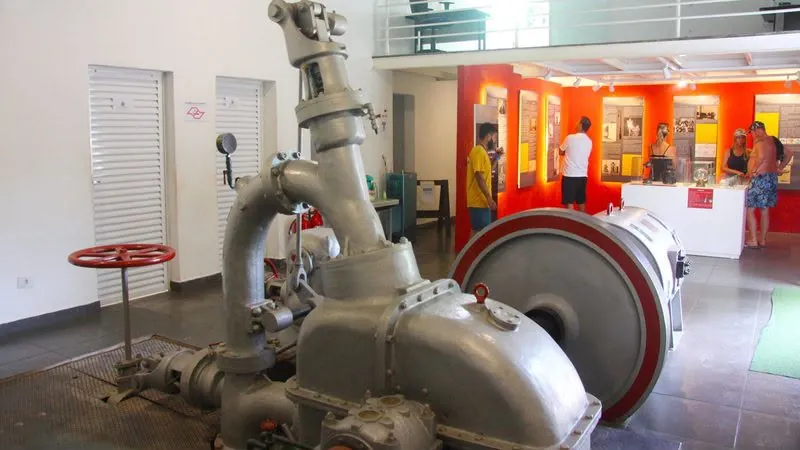 Antiga turbina da usina exposta no Museu da Iluminação e Energia
